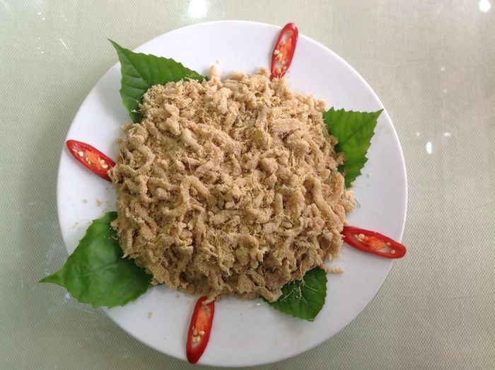 Với thịt nhệch cần thái lát mỏng, dùng nước chanh tươi bóp qua rồi vắt cho ráo nước, sau đó cho gia vị vào tẩm ướp, trộn đều với thính làm từ gạo nếp rang vàng. Phần da cá cùng với xương cá phải được rán giòn, trong đó da cá thì cuộn với gỏi, còn xương cá thì giã nhuyễn nấu chẻo.
