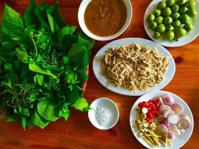 Cá nhệch là nguyên liệu chủ đạo trong món ăn, là loại cá khỏe và dữ sinh sống chủ yếu trong cả môi trường nước măn, nước ngọt và nước lợ, trong đó loài cá này xuất hiện chủ yếu ở đầm phá ven biển, cửa sông.