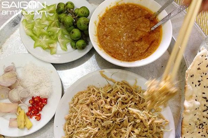 So với những nơi khác ăn gỏi cá với nước mắm thì tại Ninh Bình chúng ta ăn gỏi cá với chẻo nhệch, đây chính là bí quyết tạo sự khác biệt cho món gỏi cá nhệch Kim Sơn với món chẻo nhệch được làm từ xương cá rán giòn, giã nhuyễn trộn với thịt ba chỉ, mẻ chua, trứng gà cùng các loại gia vị khác.
