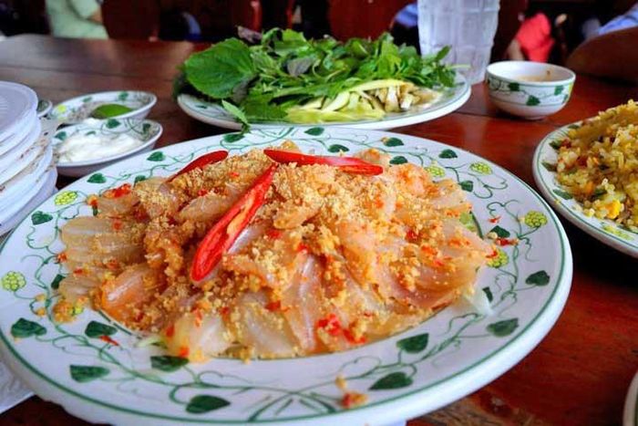 Để chế biến món gỏi cá nhệch này, người ta thực hiện một chuỗi khâu chế biến hết sức kì công. Gỏi cá nhệch là đặc sản Ninh Bình mang hương thơm bùi bùi của gạo nếp rang, vị chua thanh thanh của dấm xen vào cái vị cay ấm của gừng với tỏi, ớt, tiêu, sả.