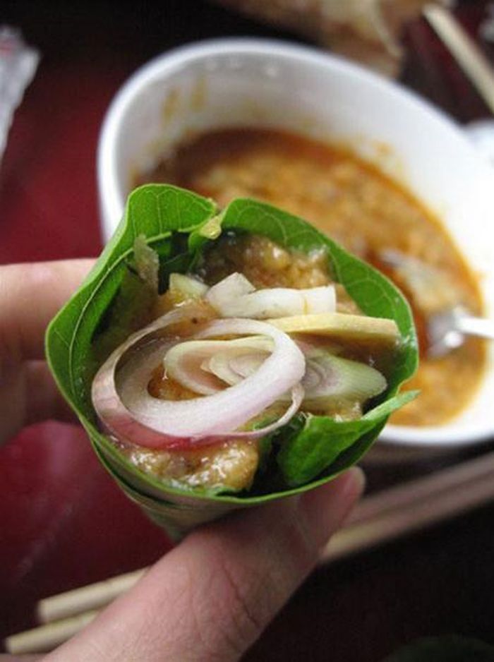 Món gỏi cá nhệch Ninh Bình cũng có cách ăn đặc biệt khác ăn với những nơi khác. Khi ăn, thực khách cần lấy lá ổi bánh tẻ hay lá sung làm vỏ đựng, sau đó lần lượt xếp lá bọc cách, lá mơ, lá mùi tau, húng quế, rau má, đinh lăng, bạc hà… lên rồi cuốn thành phễu, sau đó nhồi gỏi nhệch vào giữa, tưới nước chẻo nhệch lên trên, cuối cùng rắc riềng, hành khô, ớt thái lát mỏng lên trên cùng để thưởng thức. Ảnh: Internet.