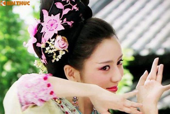 Thậm chí, có giai thoại kể rằng, Triệu Phi Yến điên cuồng muốn có con nên bắt đầu lối sống dâm loạn khi lén lút quan hệ với những nam nhân khác.