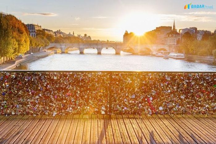 Cây cầu Tình Yêu trên dòng sông Seine (Paris, Pháp). 