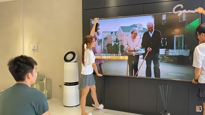 Chiếc tivi cỡ lớn được đặt ở trung tâm phòng khách. Chiếc tivi này có thể tự động xoay nghiêng, kéo ra kéo vào để phù hợp với tầm nhìn của người xem. Bên cạnh đó, cô đầu tư thêm máy lọc không khí giá 30 triệu đồng.