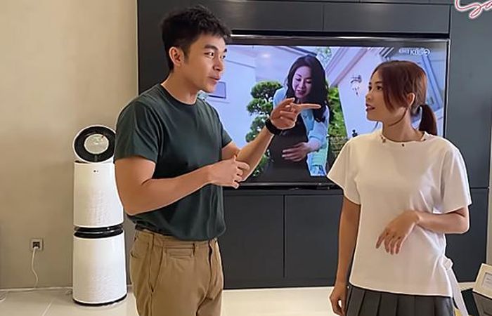 Mới đây, Sam đăng tải đoạn video ghi lại cảnh cô dẫn Jun Phạm tới tham quan căn hộ mới mua. Cơ ngơi của diễn viên sinh năm 1990 rộng 300 m2, được trang bị hiện đại. "Nhà to, đẹp quá đi mất. Phòng khách rộng bằng phòng ngủ nhà tôi mà có một mình Sam ở! Đúng là nhà bự nên cái gì cũng bự. Đến cái ghế sofa cũng to", Jun Phạm thốt lên khi được Sam dẫn đi thăm nhà.