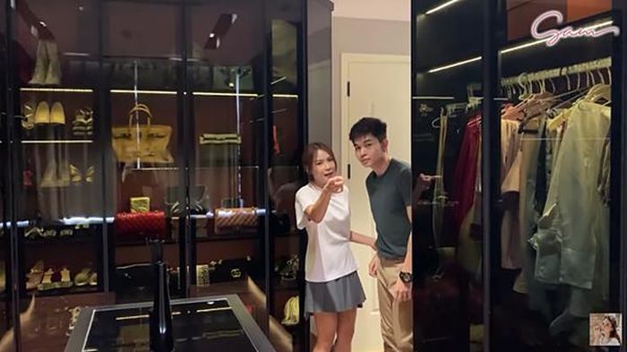 Phòng để đồ hiệu của Sam có bàn makeup tự đóng mở. Sam tiết lộ cô là người nghiện mùi thơm nên các phòng trong căn hộ đều có máy xông tinh dầu.