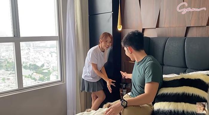 Phòng ngủ của Sam khá rộng, được lắp nhiều đèn vàng. Bộ chăn ga gối nệm tông đen - trắng tiệp màu với không gian chung của căn nhà.