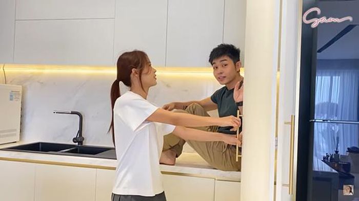 Căn hộ Sam ở được thiết kế thông minh. Toàn bộ bồn rửa chén, tủ kệ bếp đều được giấu sau một cánh cửa. Chỉ khi mở cửa, chủ nhân mới nhìn thấy dụng cụ nấu bếp. Máy hút mùi cũng đươc tự động hóa, phải bấm nút mới hiện ra. "Tôi là đứa ở dơ nên phải thiết kế như vậy để ai đến thì giấu hết đi, không cho người ta thấy chỗ nấu nướng của mình", cô chia sẻ.