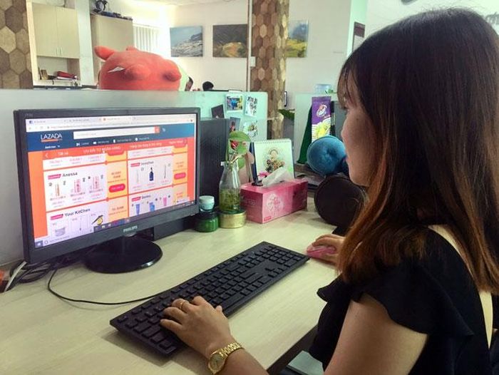 Người tiêu dùng chọn mua hàng từ một trang thương mại điện tử.