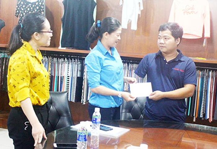Phó chủ tịch Liên đoàn Lao động H.Long Thành Đào Thị Kim Loan trao quà cho đoàn viên Nguyễn Văn Thật bị tai nạn lao động