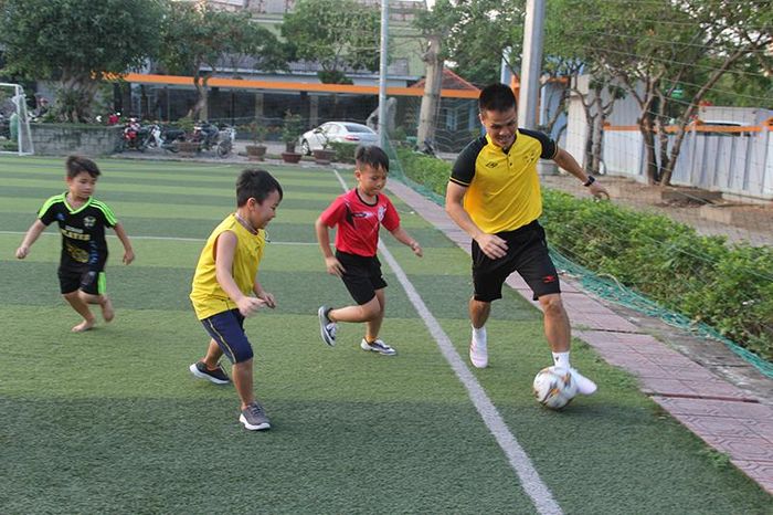 Trung tâm Bóng đá cộng đồng Văn Học tạo sân chơi bổ ích, ý nghĩa cho các em học sinh yêu thích, đam mê bóng đá. Ảnh: MĐ
