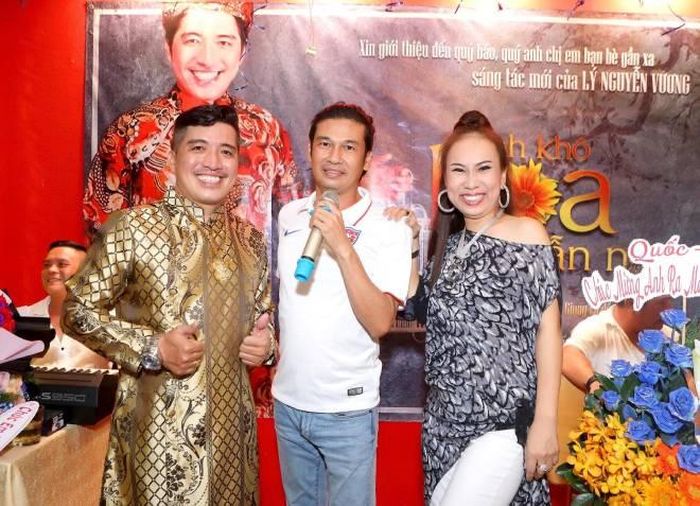 Diễn viên Tiết Cương đến ủng hộ bạn