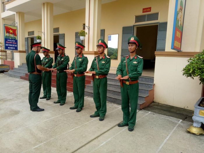 Cán bộ đốc gác Tiểu đoàn Vệ binh 702 kiểm tra trước khi tổ chức thực hiện nhiệm vụ.