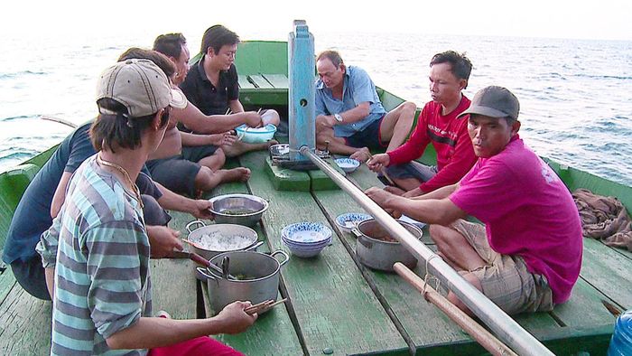 Bữa cơm giữa trùng khơi