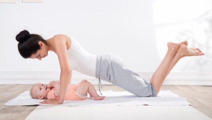 Tranh thủ thời gian chơi với con để luyện tập thể dục thể thao cũng là cách giúp mẹ bỉm nhanh về kí. 