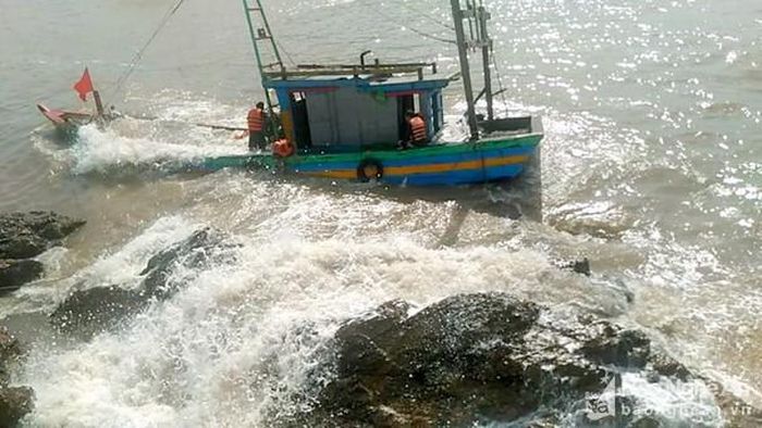 Ngư dân cùng lực lượng chức năng đã nỗ lực cứu trợ con tàu. Ảnh: Văn Xuân