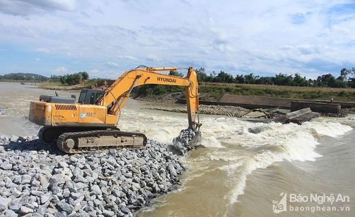 Đơn vị thi công đang tập trung máy móc và nhân lực 24/24h để khắc phục sự cố . Ảnh: Phú Hương
