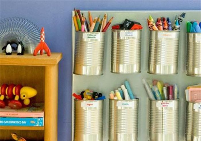 Có thể sử dụng keo dán hoặc nam châm để gắn lon lên tường, phân loại bút vào các lon để khi cần có thể nhanh chóng tìm thấy.