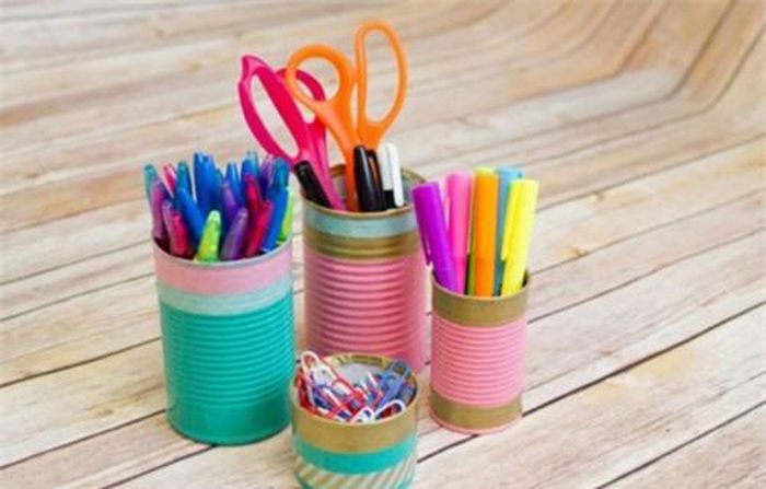 Có thể dùng băng dính nhiều màu để trang trí cho ống cắm bút