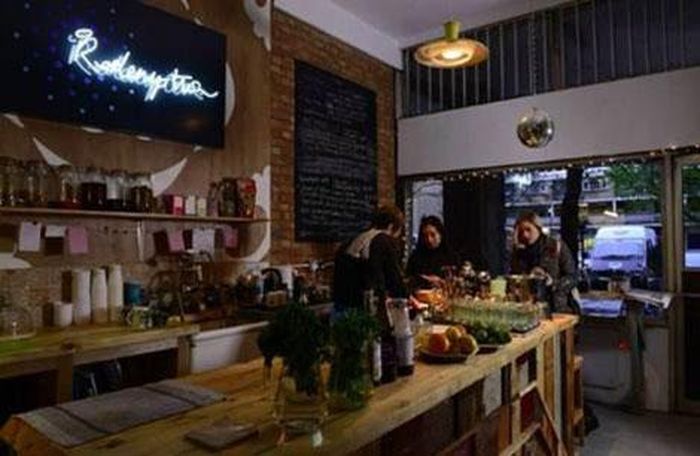 Tại London, quán bar không rượu Redemption hiện có 3 địa điểm với thực đơn bao gồm các món chay, không đường, không lúa mì. 