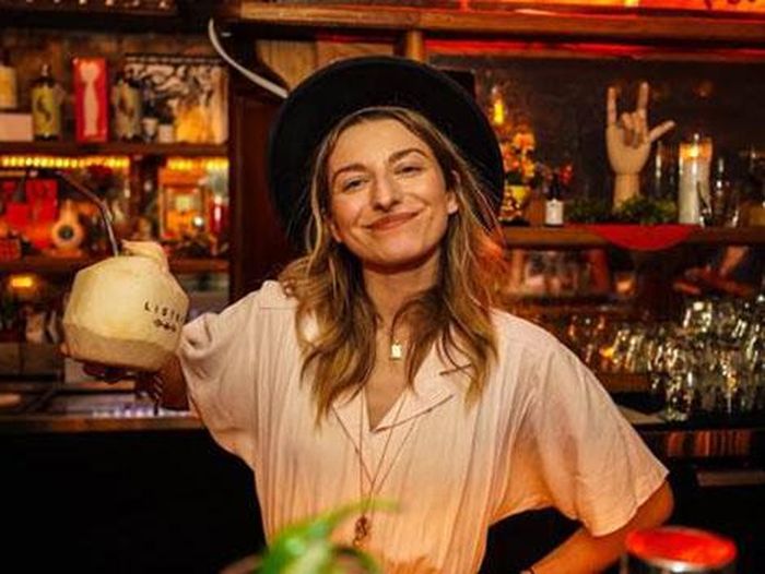 Lorelei Bandrovschi thành lập quán bar lấy tên “Listen Bar” cho những người muốn cai hẳn rượu. 