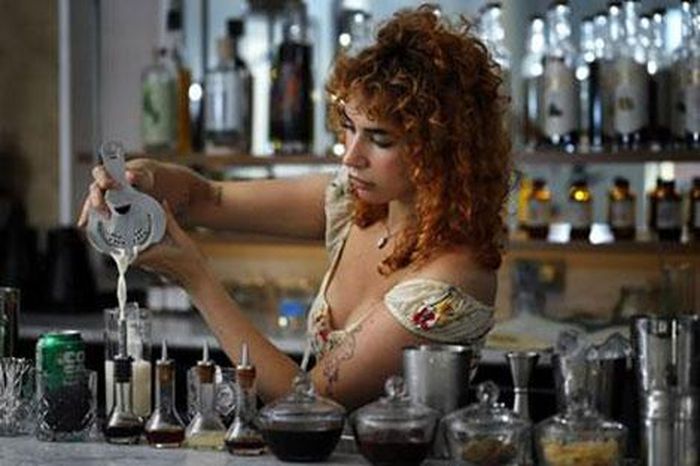 Bartender Lola Hushin, 25 tuổi, pha chế đồ uống không cồn tại Getaway. 