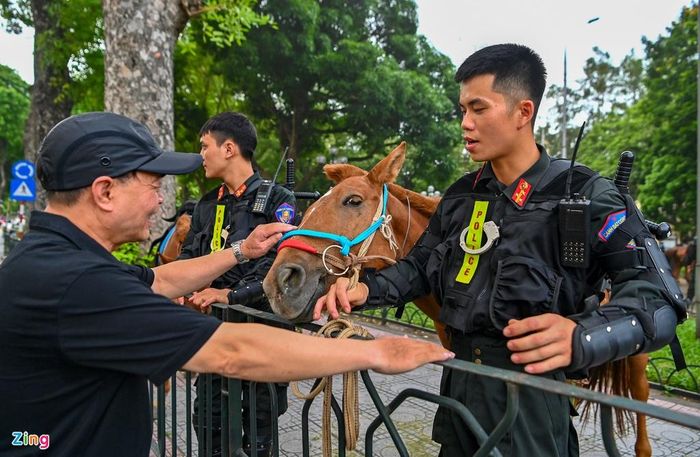 Trong lần đầu ra mắt, Đoàn CSCĐ kỵ binh đã thu hút sự quan tâm của người dân.