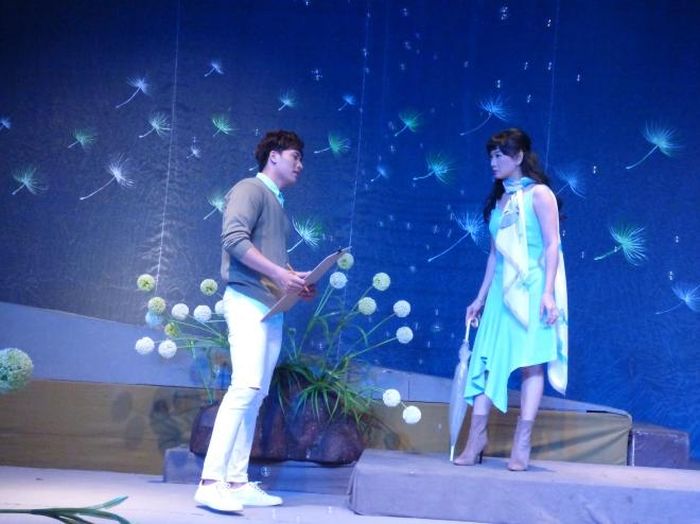 Hoàng Ngọc Sơn và NSƯT Mỹ Uyên trong vở “Bồ công anh”. Ảnh: H.K