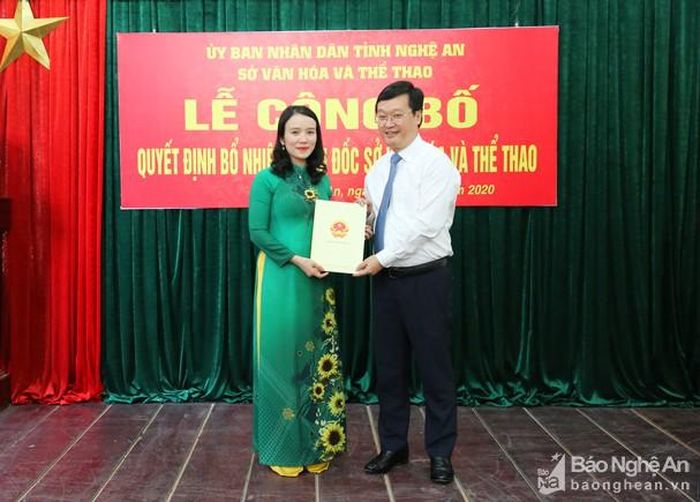 Chủ tịch UBND tỉnh Nghệ An Nguyễn Đức Trung trao quyết định bổ nhiệm Giám đốc Sở Văn hóa và Thể thao cho bà Trần Thị Mỹ Hạnh. Ảnh: báo Nghệ An