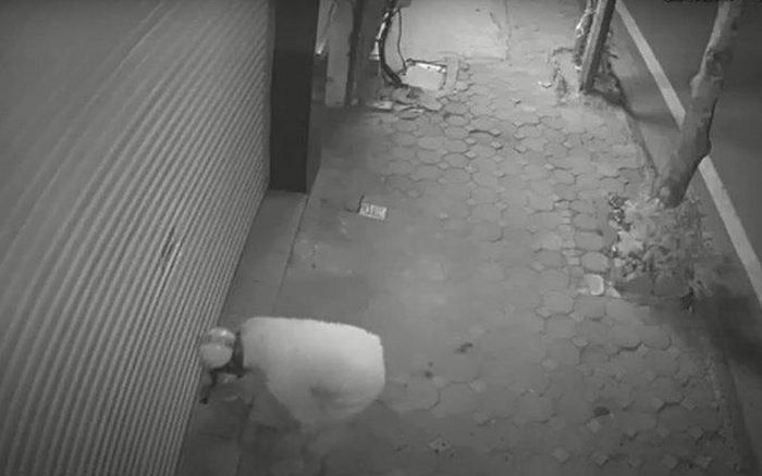 Đối tượng đốt cửa nhà anh Hoàng được camera ghi lại. 