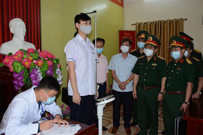  Lãnh đạo Ban Tuyển sinh quân sự Bộ Quốc phòng kiểm tra công tác khám sơ tuyển sức khỏe tại thành phố Uông Bí, tỉnh Quảng Ninh. Ảnh: HÀ KIM NGỌC 