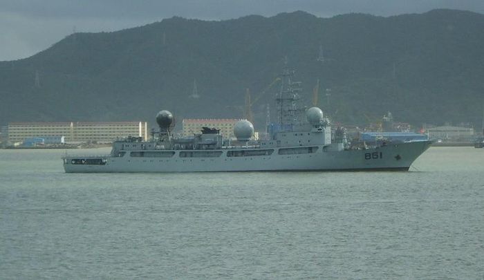 Tàu dài 130m, rộng 16.4m, mớn nước 6.5m, lượng giãn nước hơn 6.000 tấn, tốc độ tối đa hơn 20 hải lý/giờ, thủy thủ đoàn 250 người và được vũ trang 1 pháo nòng đôi 37mm, 2 pháo nòng đôi 25mm cùng vô số các thiết bị radar trinh sát thu thập thông tin điện tử hiện đại. Tàu được đưa vào biên chế năm 1999 cho hạm đội Đông Hải của hải quân giải phóng Trung Quốc (PLAN). Ảnh: Tàu Type 815 số hiệu 851.