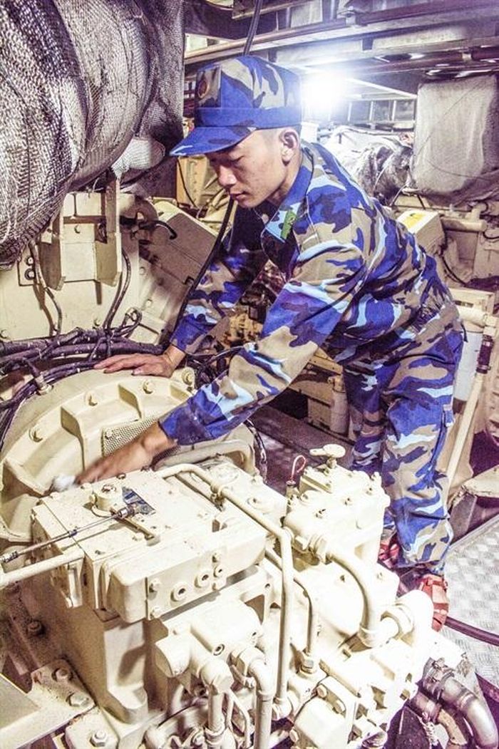 Dù làm việc trong điều kiện khắc nghiệt, nhưng các thợ máy trên tàu không rời vị trí. Điều ngạc nhiên nhất là 2 cỗ máy luôn sạch bóng và chà tay vào cũng không bị dính dầu thải. Ảnh: Văn Chương