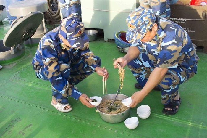 Khi cả tàu đã ăn sáng thì 2 người lính trực hầm luôn ăn sau cùng. Ảnh: Văn Chương