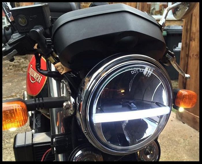 Đèn nhận diện kiểu DRL bóng LED trên mô tô Triumph