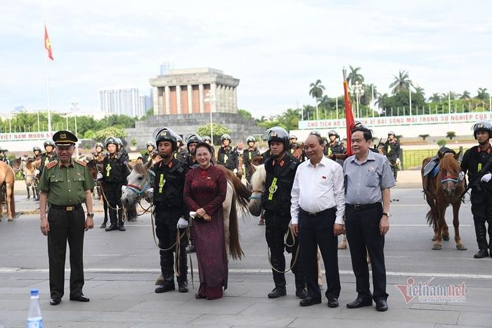 Thủ tướng Nguyễn Xuân Phúc, Chủ tịch Quốc hội Nguyễn Thị Kim Ngân, Bộ trưởng Công an Tô Lâm và Chủ tịch UB Trung ương MTTQVN Trần Thanh Mẫn chụp ảnh lưu niệm với Đoàn CSCĐ kỵ binh