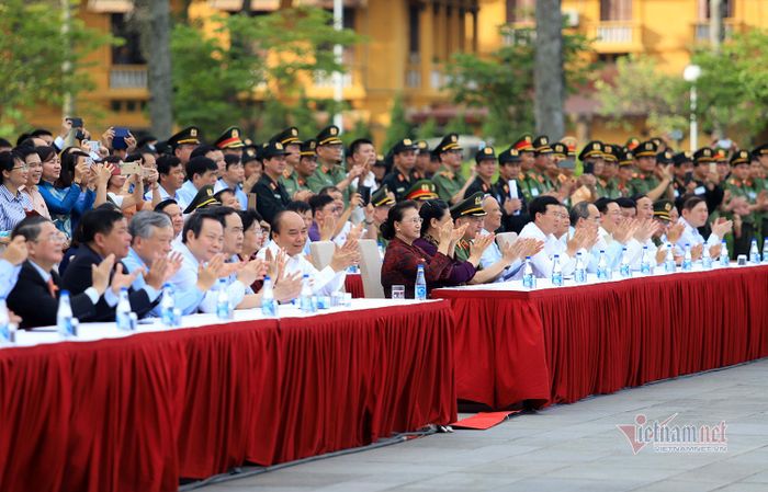 Lãnh đạo Đảng, Nhà nước, Mặt trận Tổ quốc và các ĐBQH chiêm ngưỡng dàn kỵ binh