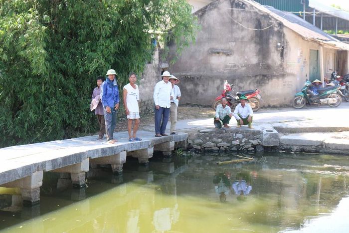 Nằm trên bàu Rằn với không gian thoáng mát, cầu Thượng còn là nơi hóng mát của dân làng. Mong muốn của bà con là được cấp trên quan tâm, xây dựng một chiếc cầu bằng bê tông bên cạnh nhằm đáp ứng nhu cầu đi lại, phát triển kinh tế, còn cây cầu đá này bà con sẻ gỡ các tấm bê tông, sửa lại cho nguyên bản để bảo tồn. Ảnh: Huy Thư