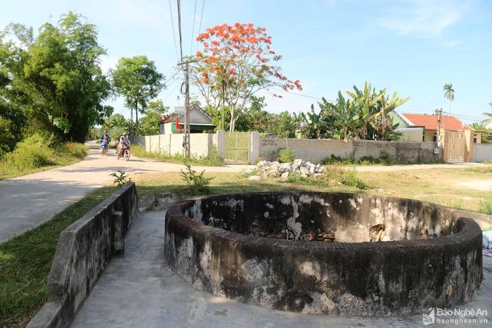 Phía Bắc bàu Rằn cách cầu đá vài chục mét còn có giếng làng cổ kính: Giếng được ghép bằng đá, phía trên được xây bằng gạch chỉ. Với người dân Nam Thượng - Hậu Thành, cầu đá và giếng làng là 2 di tích quan trọng, lưu dấu hồn quê . Ảnh: Huy Thư