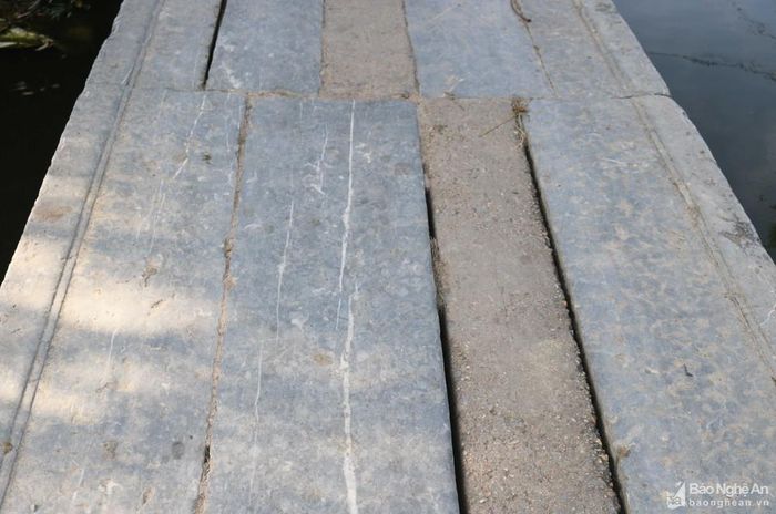Mỗi nhịp cầu được ghép từ 3 phiến đá. Hai phiến ngoài cùng đều được xoi chỉ nhằm tạo nên vẻ đẹp thẩm mỹ cho mặt cầu. Do mặt cầu rộng khoảng 1,3m, các xe bò lốp qua lại khó khăn, do đó những năm 90 của thế kỷ 20, người dân địa phương đã ghép vào mỗi nhịp cầu 1 tấm bê tông rộng khoảng 0,3m để dễ đi lại. Ảnh: Huy Thư