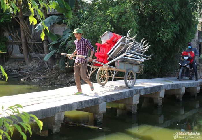 Từ trước đến nay, tại cầu Thượng đã xảy ra nhiều vụ tai nạn. "Hàng trăm vụ tai nạn cả người và xe máy, xe đạp, xe bò, xe công nông chở vật liệu, phân bón, lúa, gạo… bị rơi xuống cầu" - một người dân xã Hậu Thành cho biết. Ảnh: Huy Thư