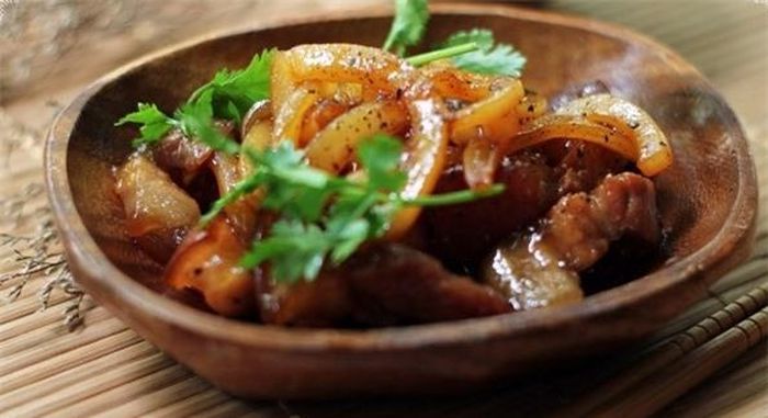 Món thịt lợn kho dừa kho chuẩn vị sẽ rất tốn cơm, là món ăn ưa thích của nhiều gia đình trong những bữa tối. Ảnh: Bep360.