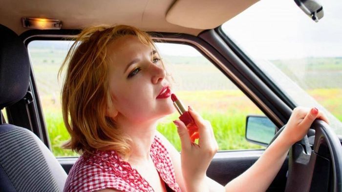 Chị em hay có thói quen tranh thủ đánh son khi dừng đèn đỏ