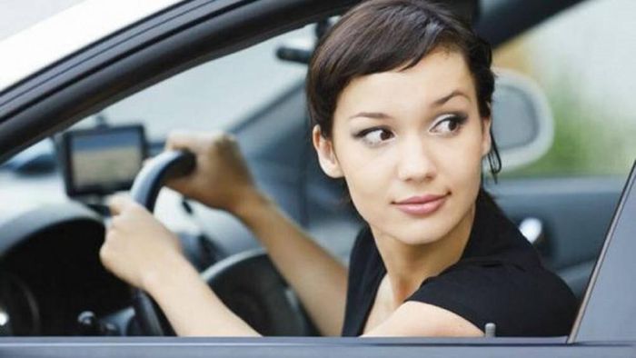 Sẽ rất nguy hiểm nếu tài xế thò đầu ra sau khi lùi xe