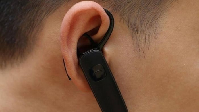 Đeo tai nghe khi đang lái xe sẽ rất dễ bị mất tập trung