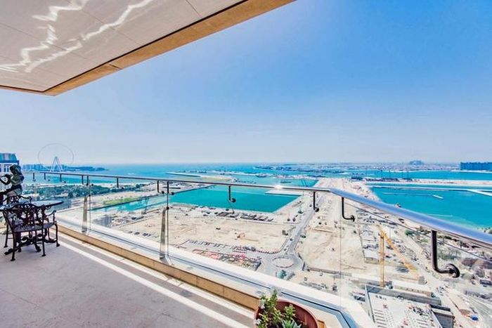  Căn penthouse có tầm nhìn hướng thẳng ra bến du thuyền, xa xa là đại dương xanh mát và những công trình mang tính biểu tượng tại Dubai như tháp Burj Al Arab và đảo nhân tạo Palm Jumeirah. 