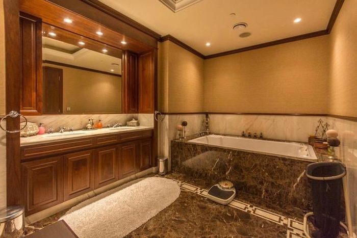  Nhà tắm cao cấp với nội thất màu nâu ấm áp. 