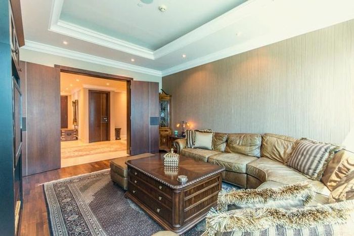  Căn penthouse bao gồm phòng khách rộng rãi, 5 phòng ngủ, phòng giải trí, phòng gym, một ban công ngắm cảnh rộng gần 100 m2, bể bơi trên sân thượng, bãi đậu trực thăng. Tất cả đều được kết nối bằng hệ thống thông minh, từ ánh sáng, nhiệt độ, các thiết bị gia dụng và đồ điện tử. 