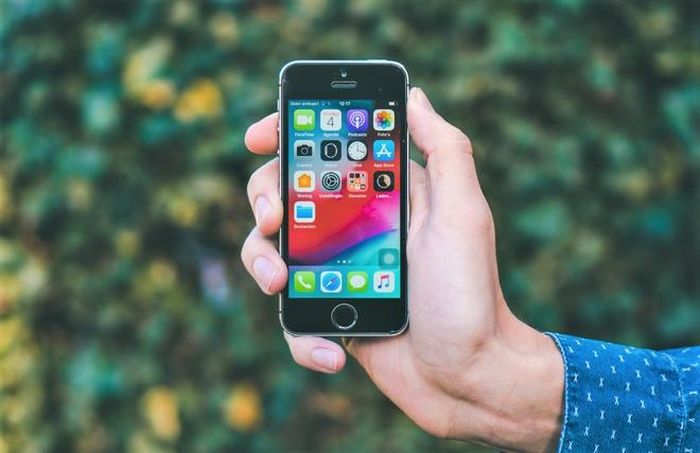  iPhone 5S có màn hình khá nhỏ so với smartphone hiện tại. Ảnh: iPhoned.nl. 