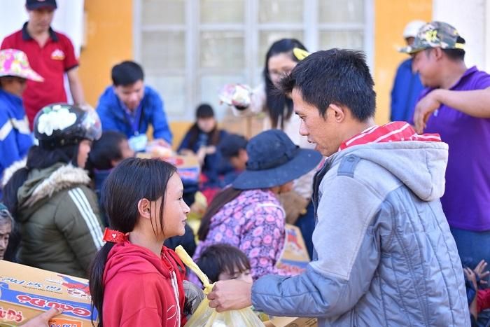  Tâm Ngô Đồng trao những món quà thiện nguyên cho trẻ em có hoàn cảnh khó khăn.